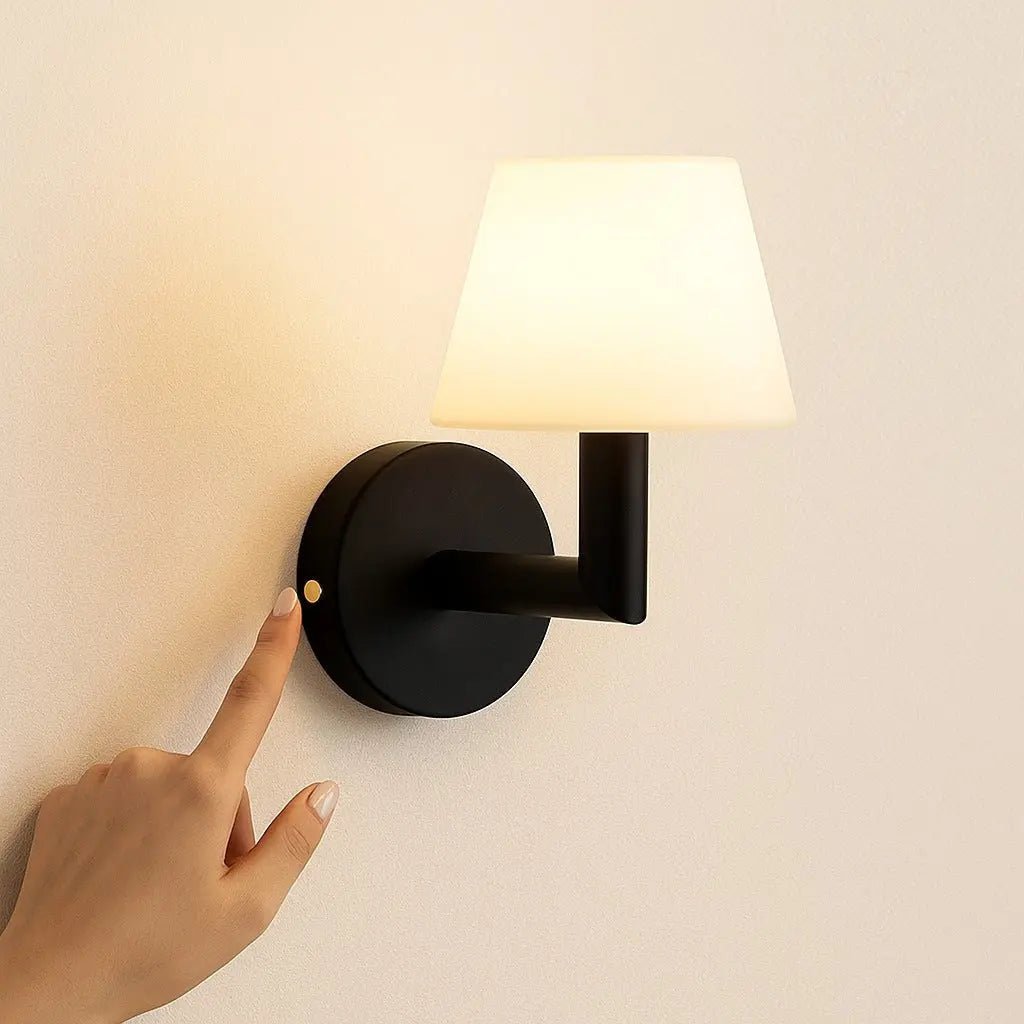 Ted zwarte houten oplaadbare wandlamp