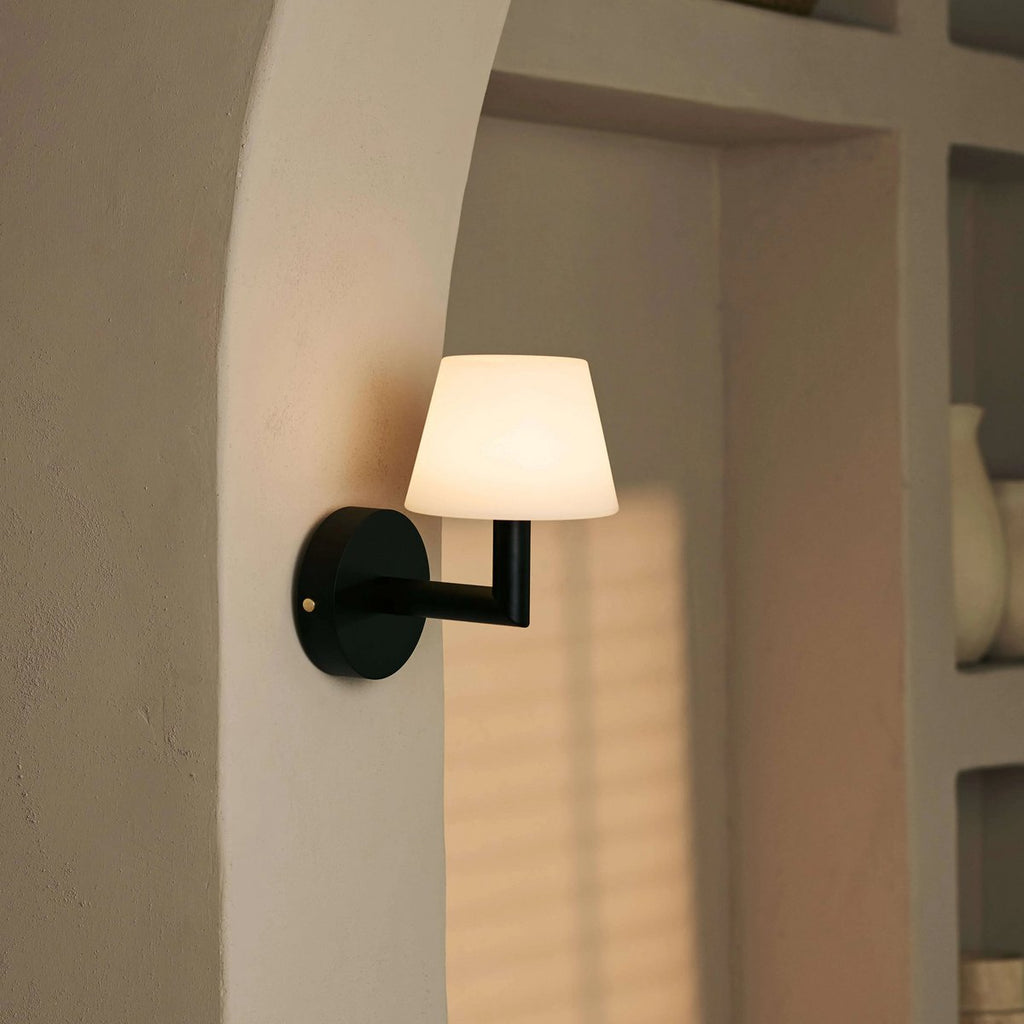 Ted zwarte houten oplaadbare wandlamp