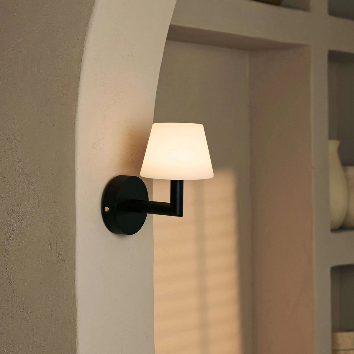Ted zwarte houten oplaadbare wandlamp