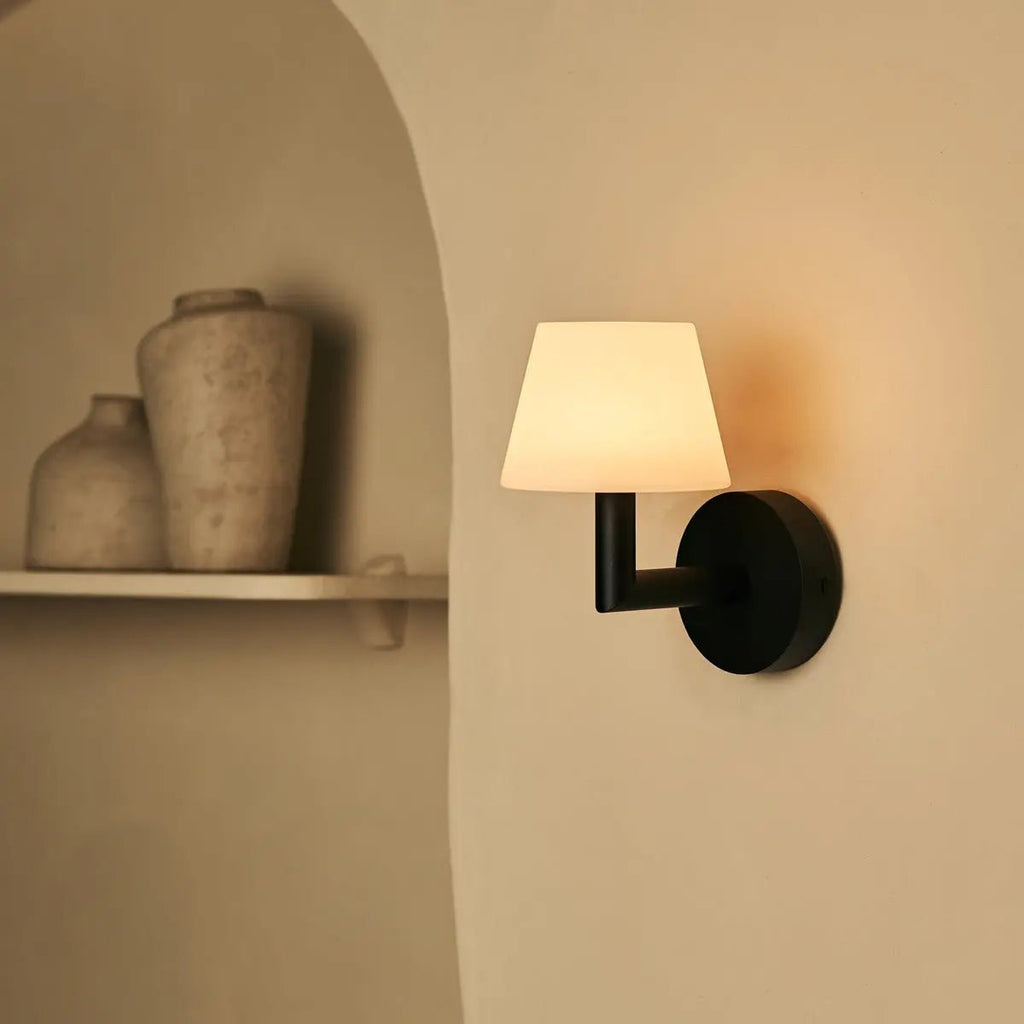 Ted zwarte houten oplaadbare wandlamp