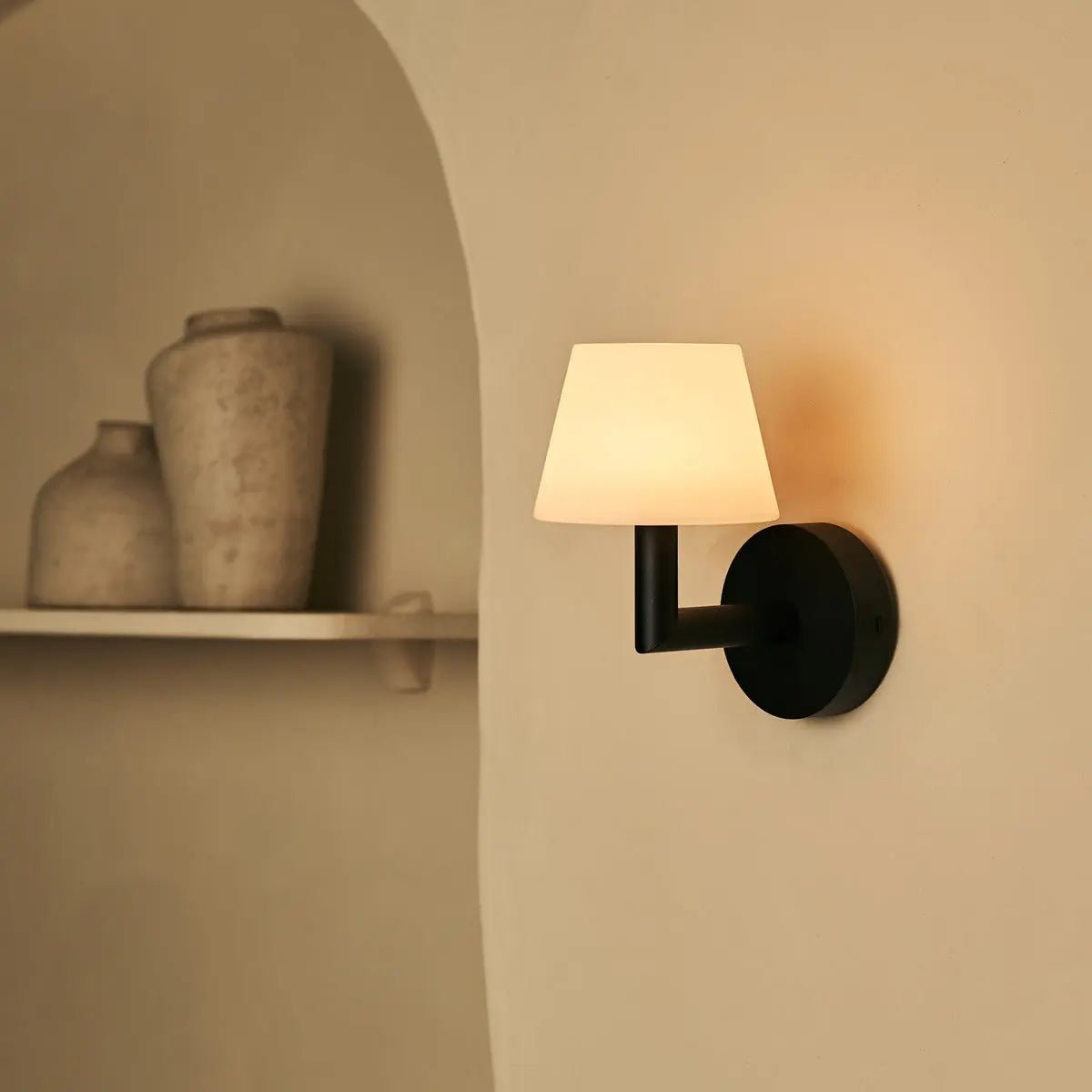 Ted zwarte houten oplaadbare wandlamp
