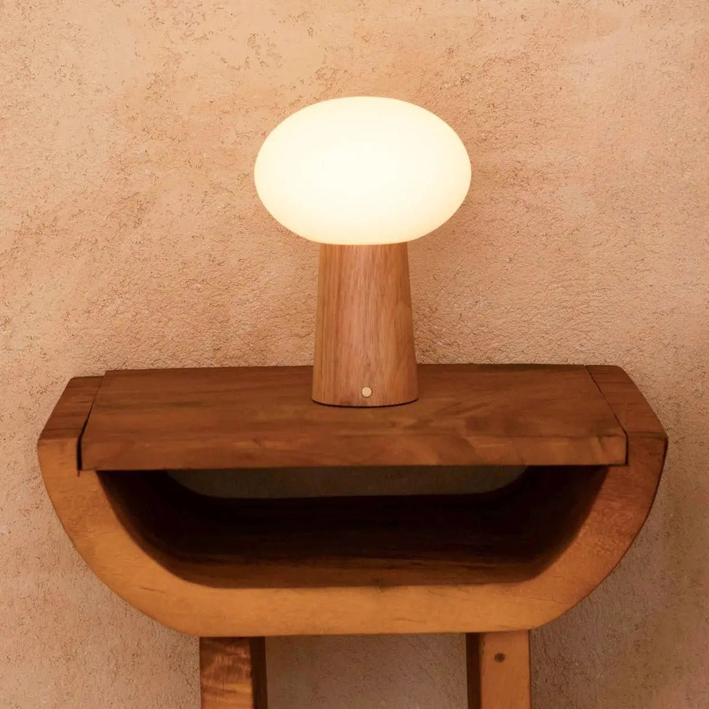 Max lichtbruine houten draadloze tafellamp