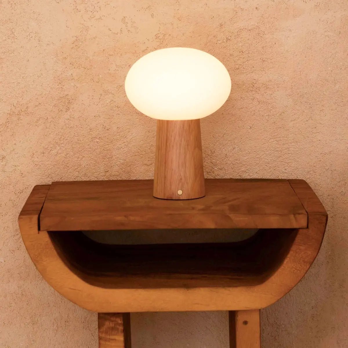 Max lichtbruine houten draadloze tafellamp
