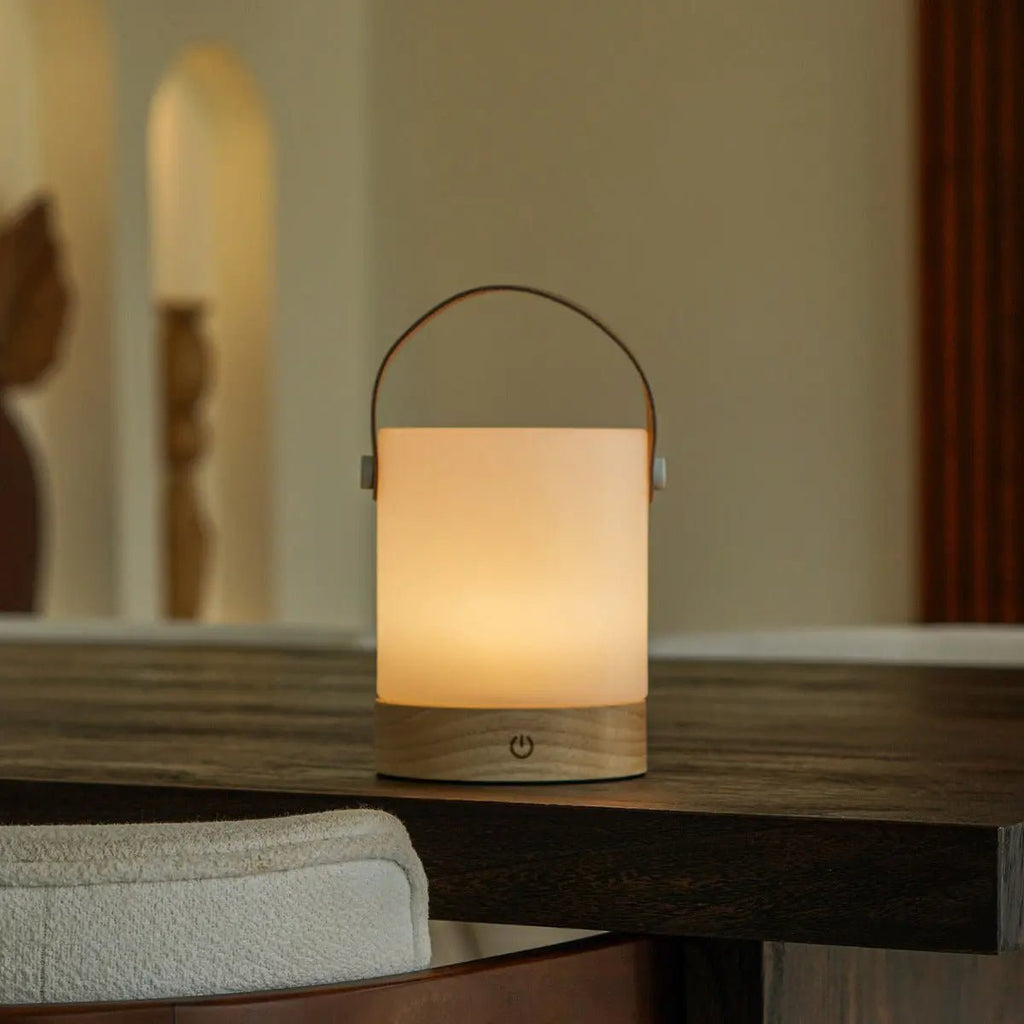 Avery lichtbruine oplaadbare houten tafellamp
