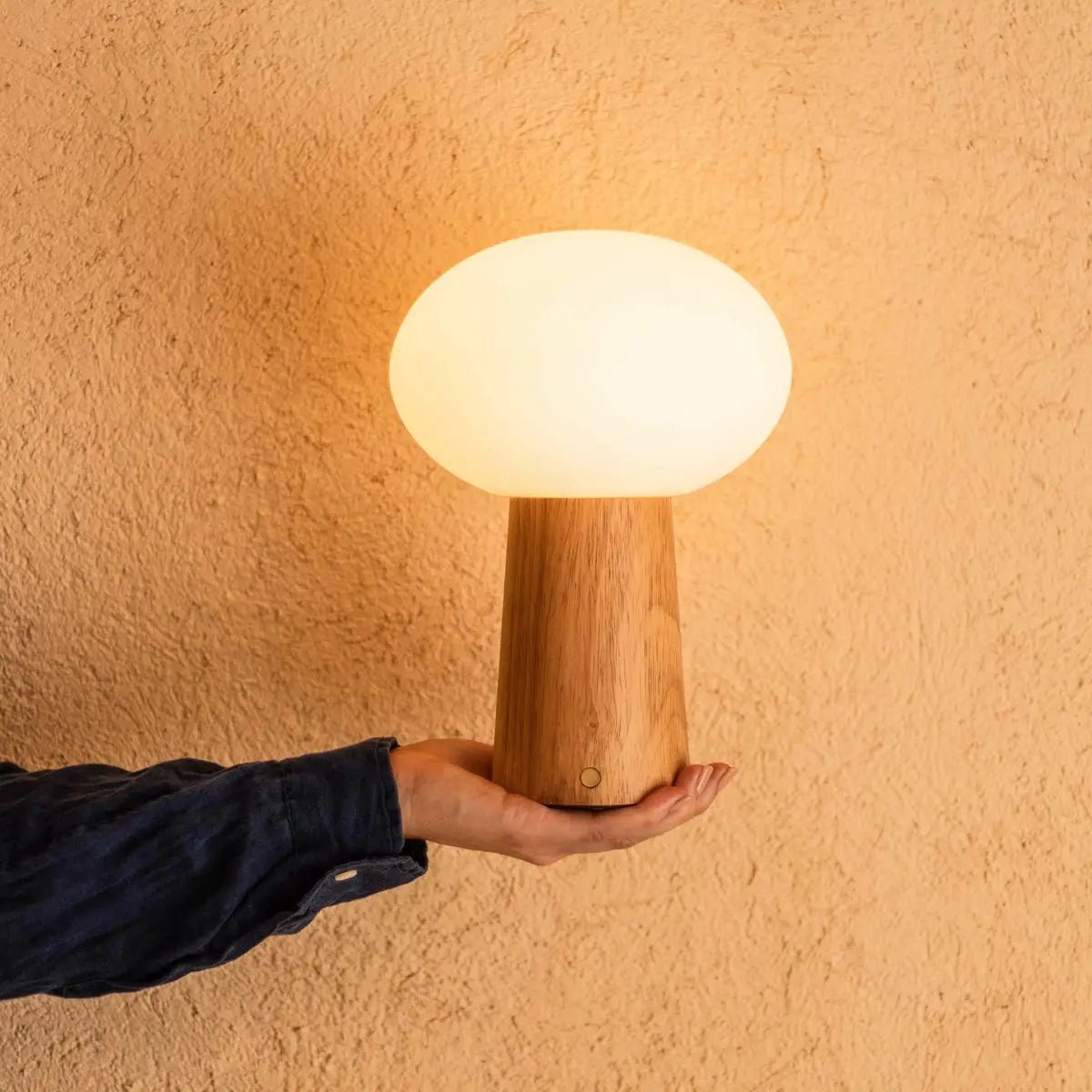 Max lichtbruine houten draadloze tafellamp