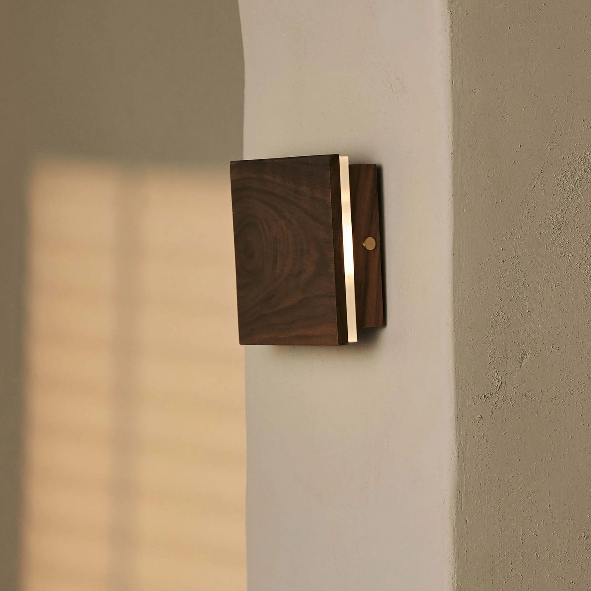Lane notenhouten draadloze wandlamp