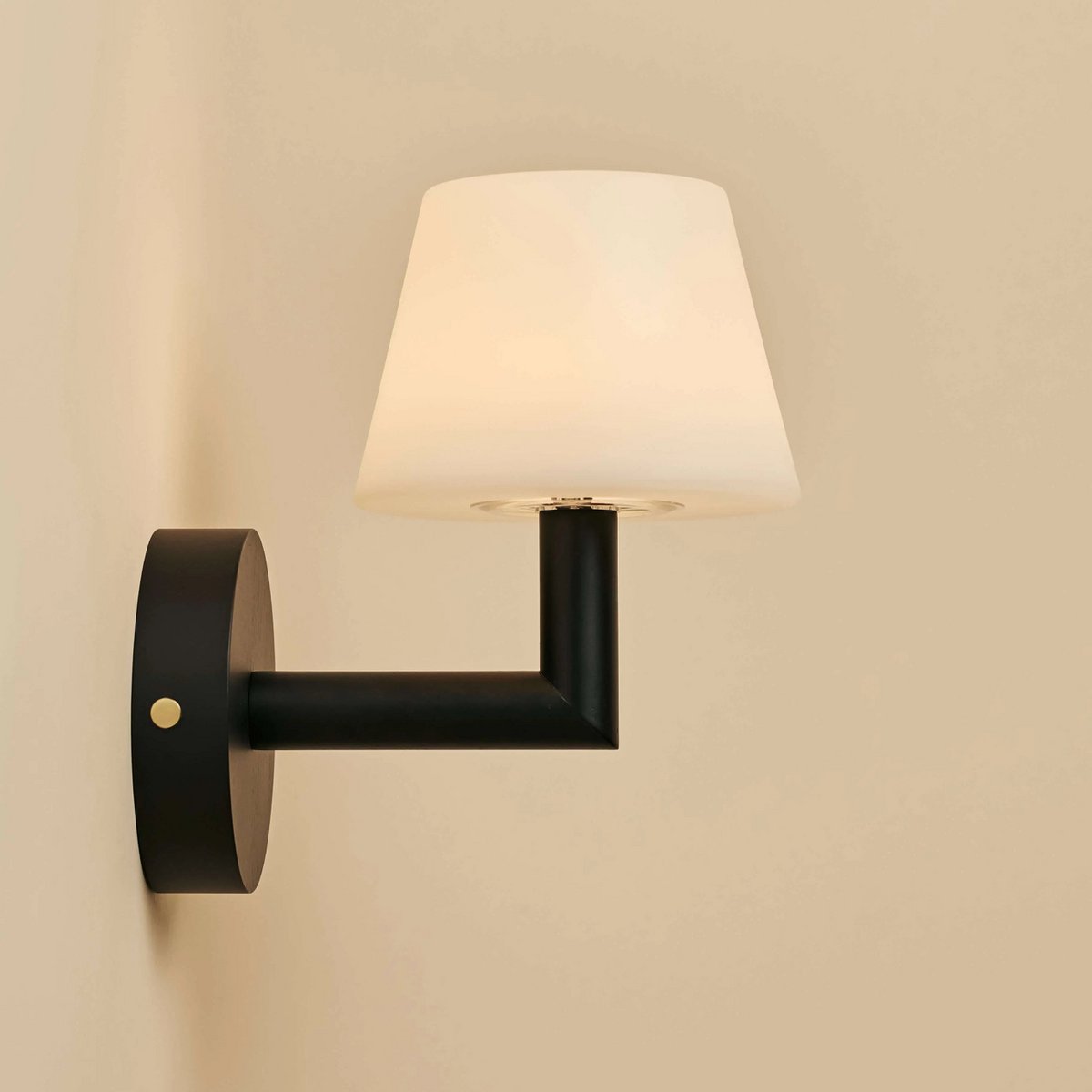 Ted zwarte houten oplaadbare wandlamp