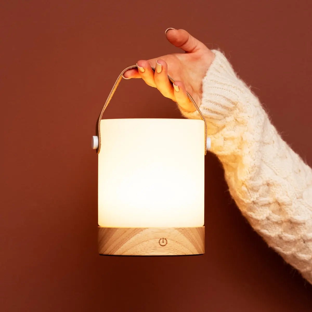 Avery lichtbruine oplaadbare houten tafellamp