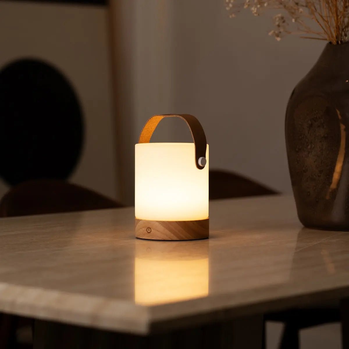 Avery lichtbruine oplaadbare houten tafellamp