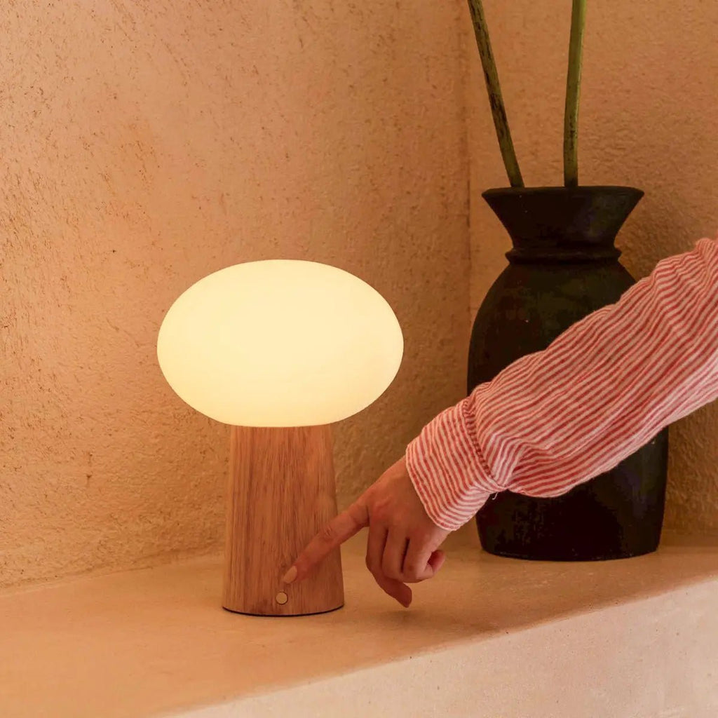 Max lichtbruine houten draadloze tafellamp