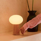 Max lichtbruine houten draadloze tafellamp