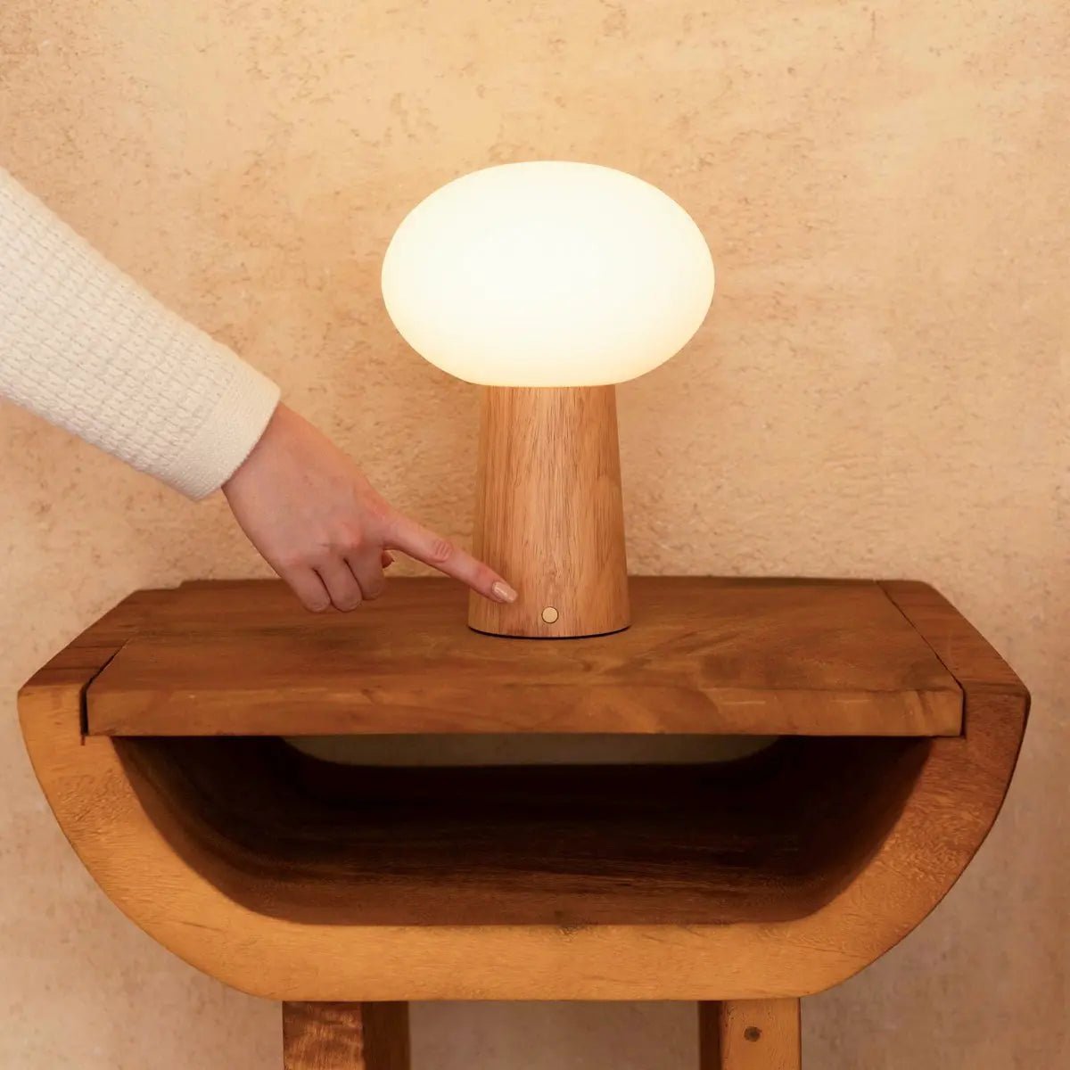 Max lichtbruine houten draadloze tafellamp