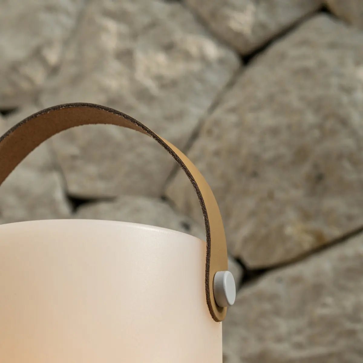 Avery lichtbruine oplaadbare houten tafellamp