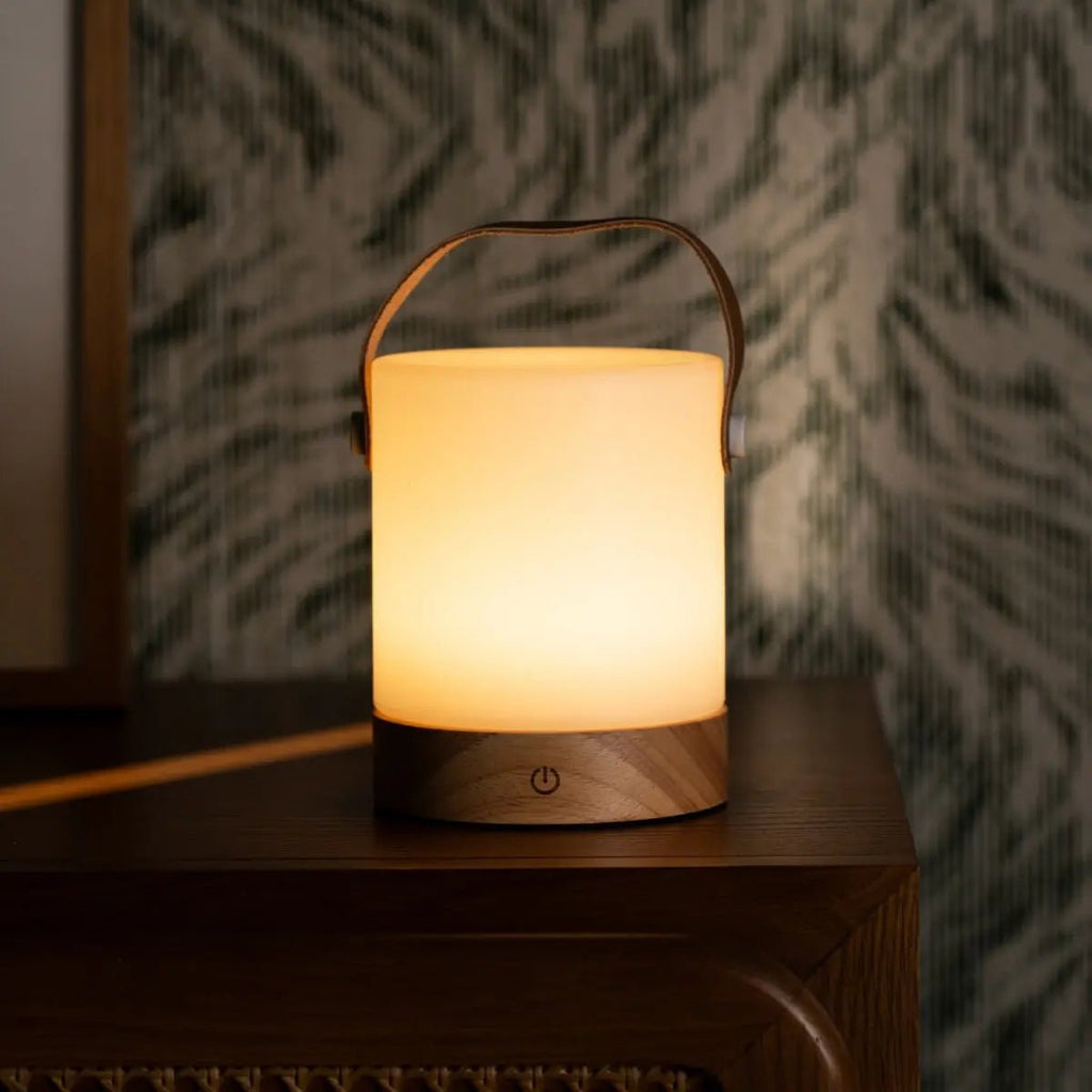 Avery lichtbruine oplaadbare houten tafellamp