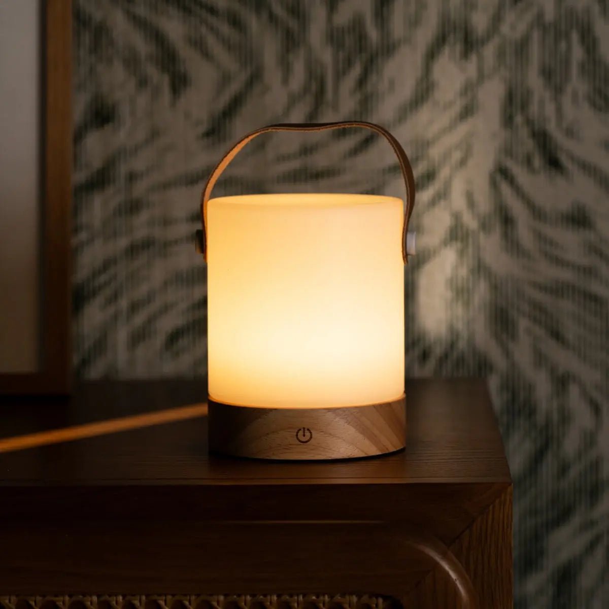 Avery lichtbruine oplaadbare houten tafellamp