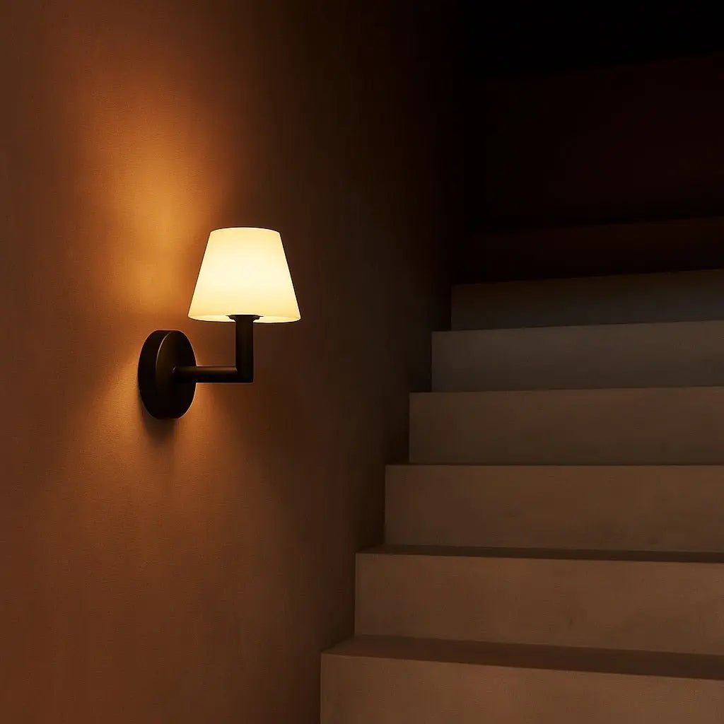 Ted zwarte houten oplaadbare wandlamp