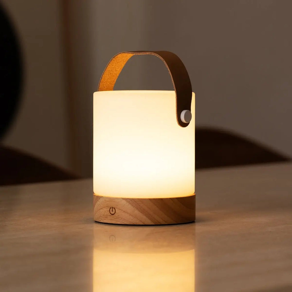 Avery lichtbruine oplaadbare houten tafellamp
