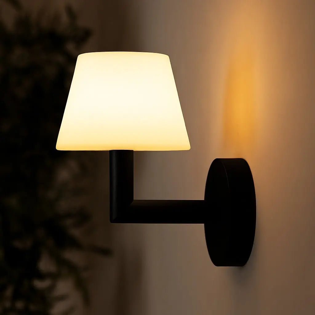 Ted zwarte houten oplaadbare wandlamp