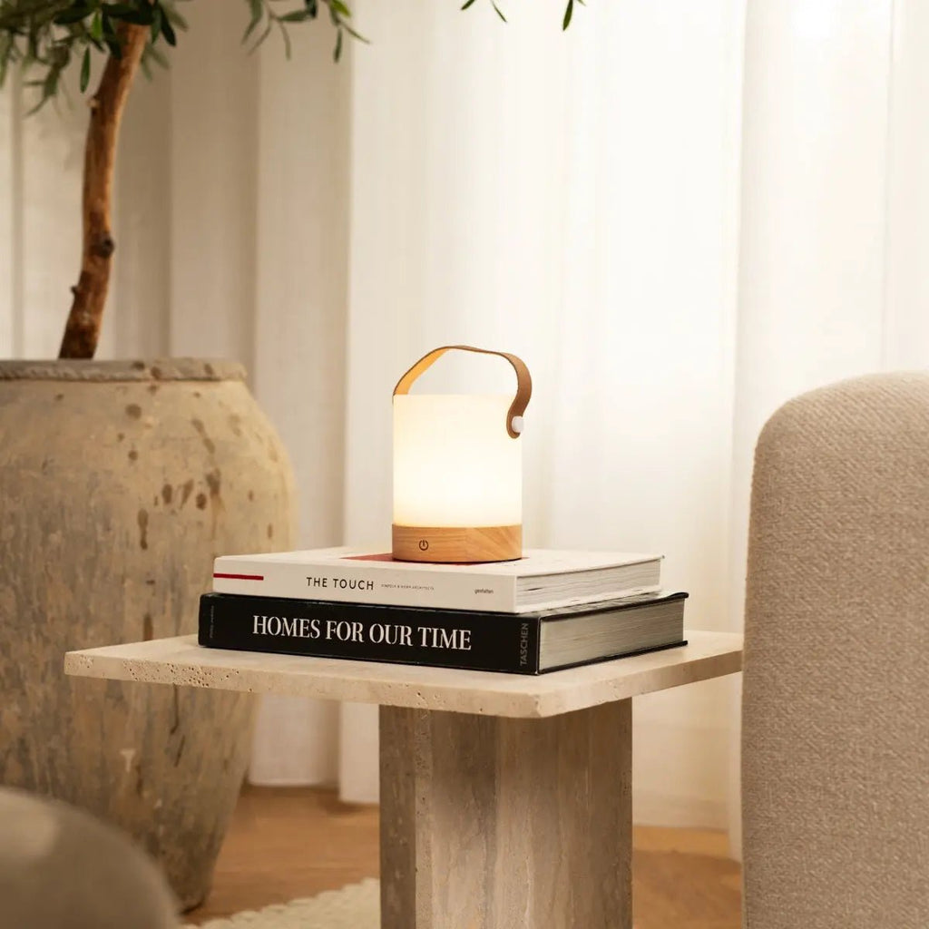 Avery lichtbruine oplaadbare houten tafellamp