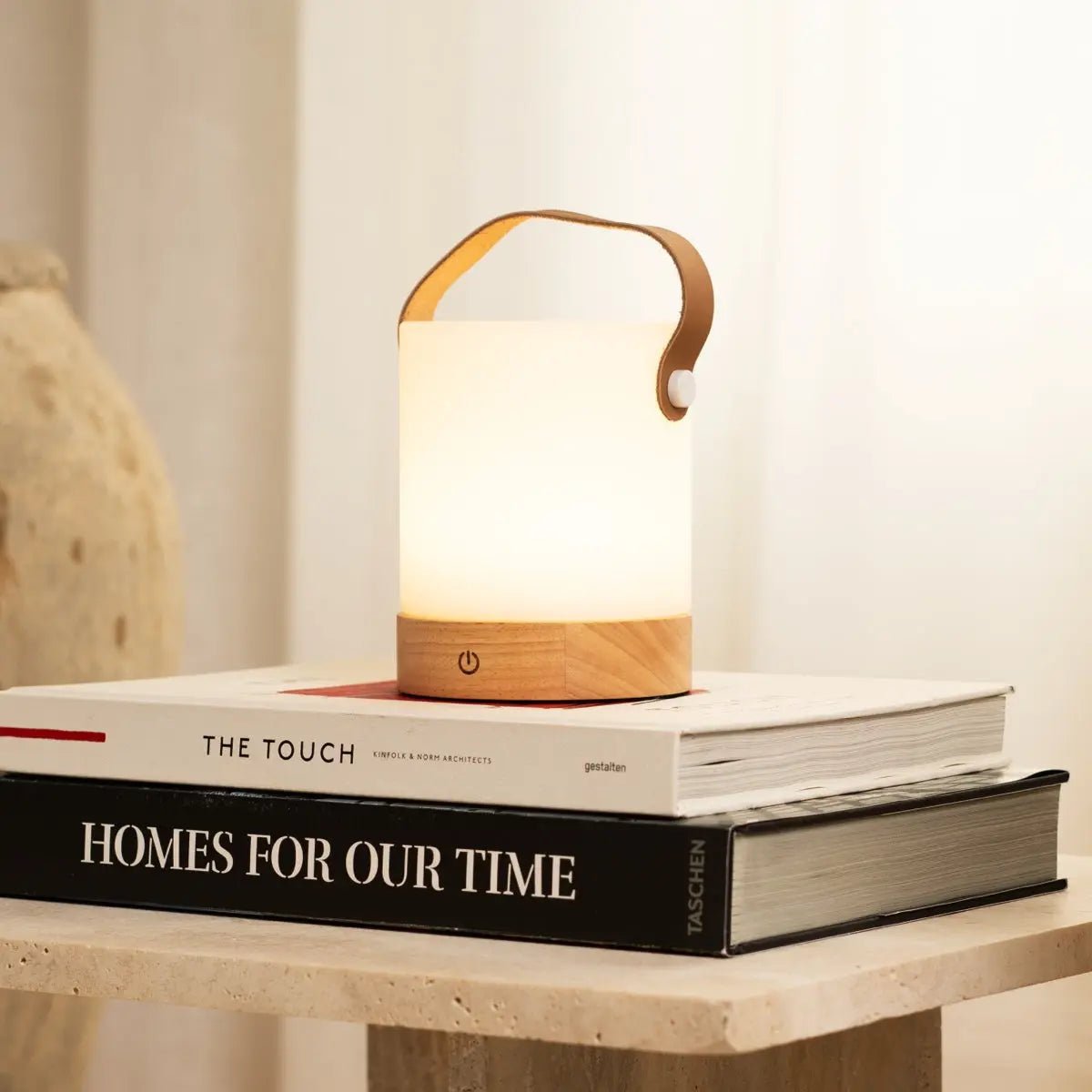 Avery lichtbruine oplaadbare houten tafellamp