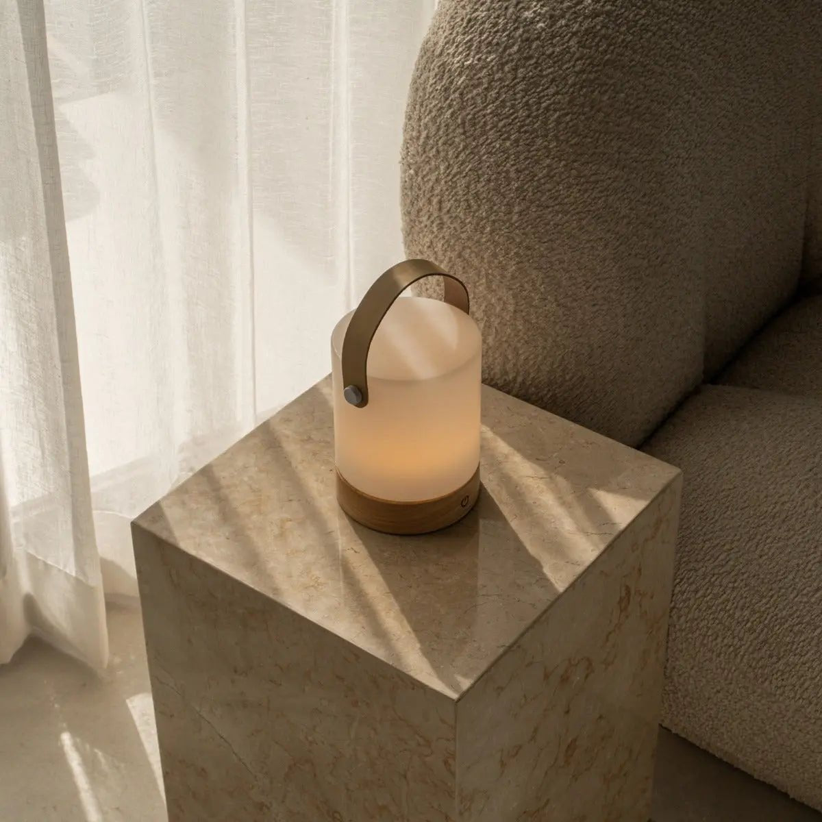 Avery lichtbruine oplaadbare houten tafellamp