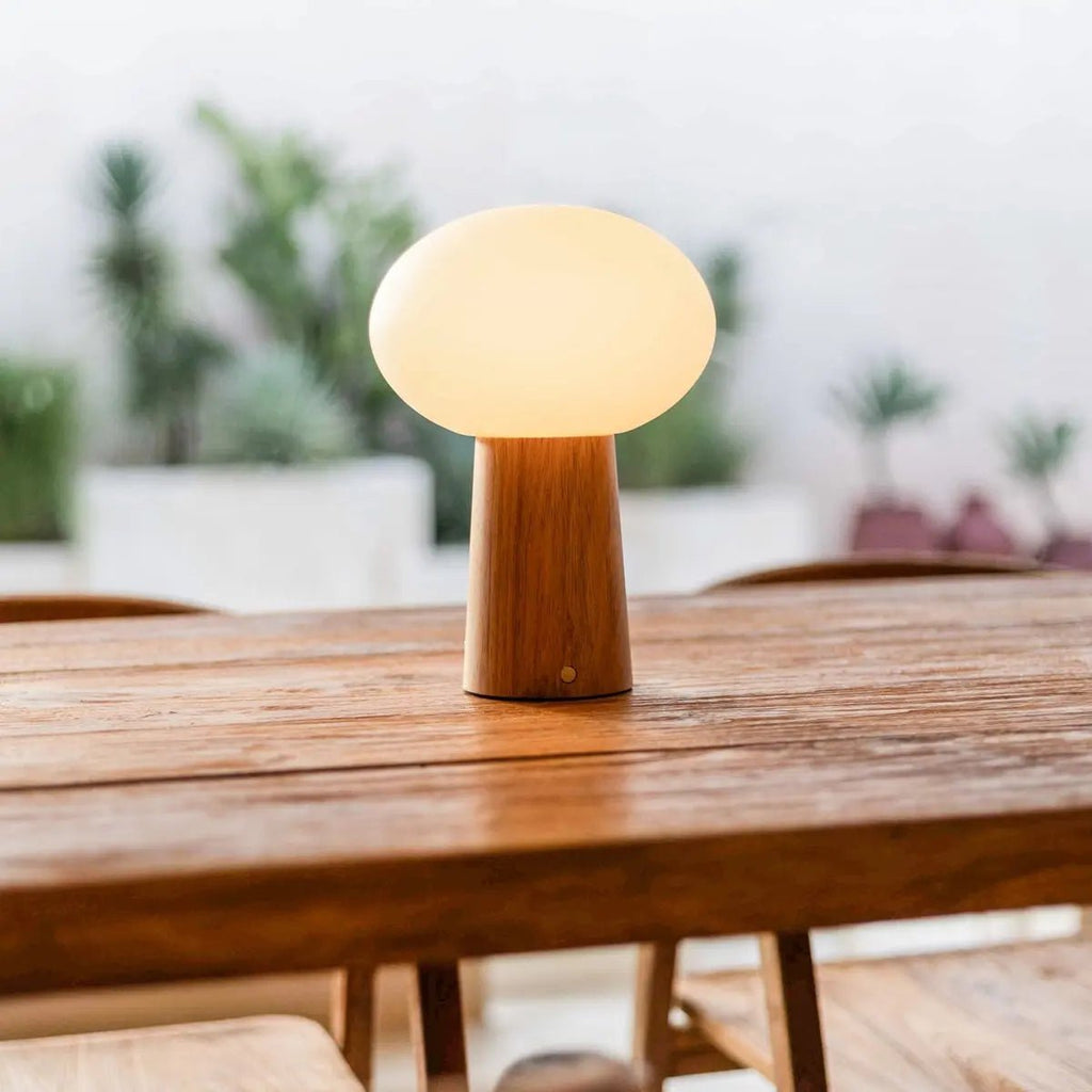 Max lichtbruine houten draadloze tafellamp
