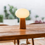 Max lichtbruine houten draadloze tafellamp
