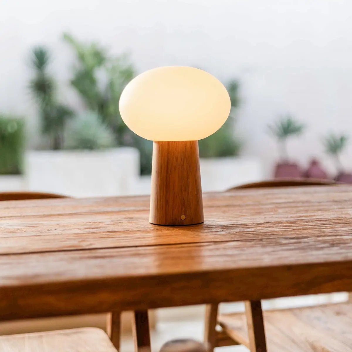Max lichtbruine houten draadloze tafellamp