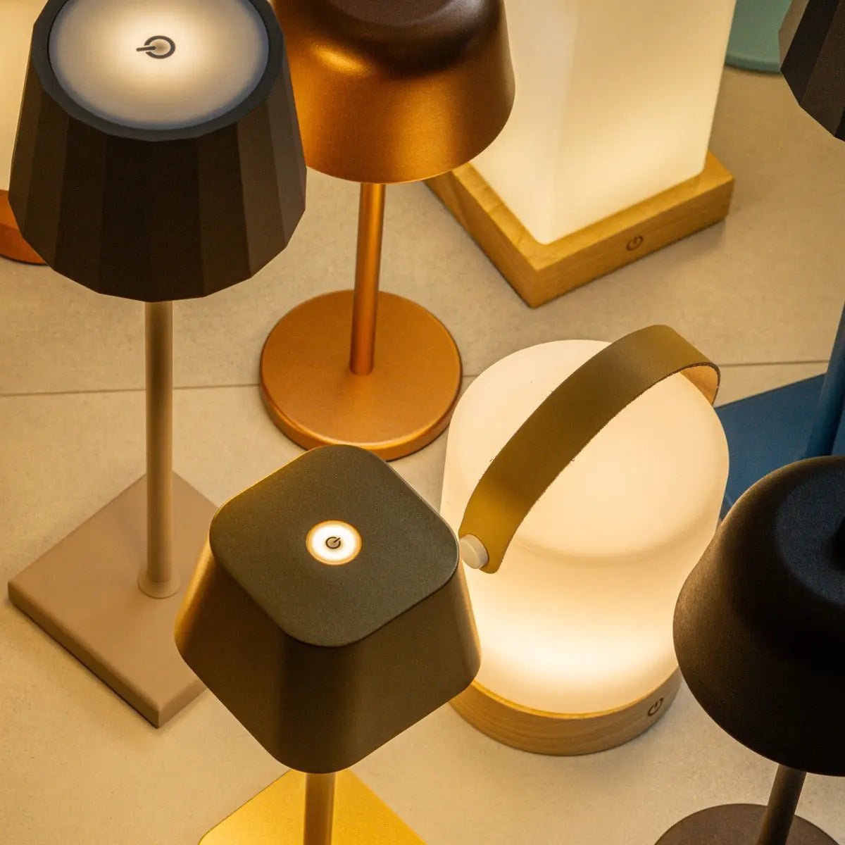 Avery lichtbruine oplaadbare houten tafellamp