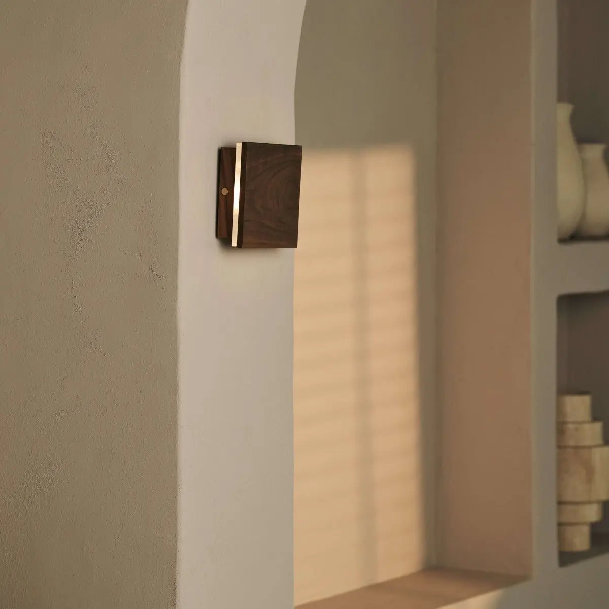 Lane notenhouten draadloze wandlamp